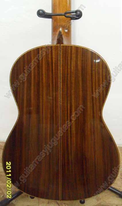 Guitarra de palo de rosa fabricada en Paracho, Michoacán, México